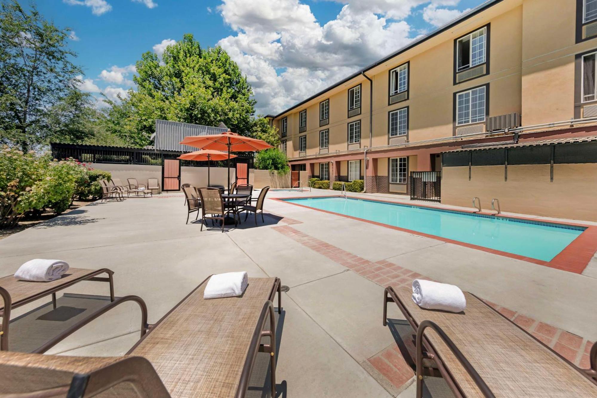 Best Western Plus Country Park Hotel Tehachapi Exterior photo